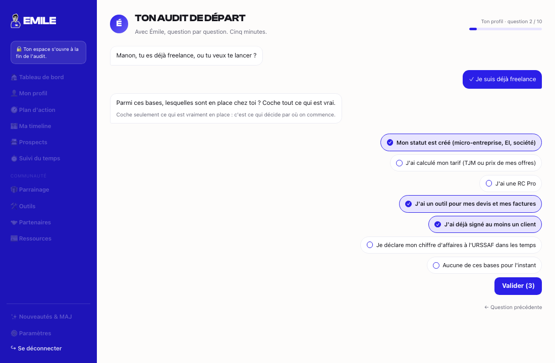 La question des bases pour un freelance en place : six cases à cocher, statut créé, tarif calculé, RC Pro, outil de devis et factures, premier client signé, URSSAF dans les temps, dont trois sont cochées